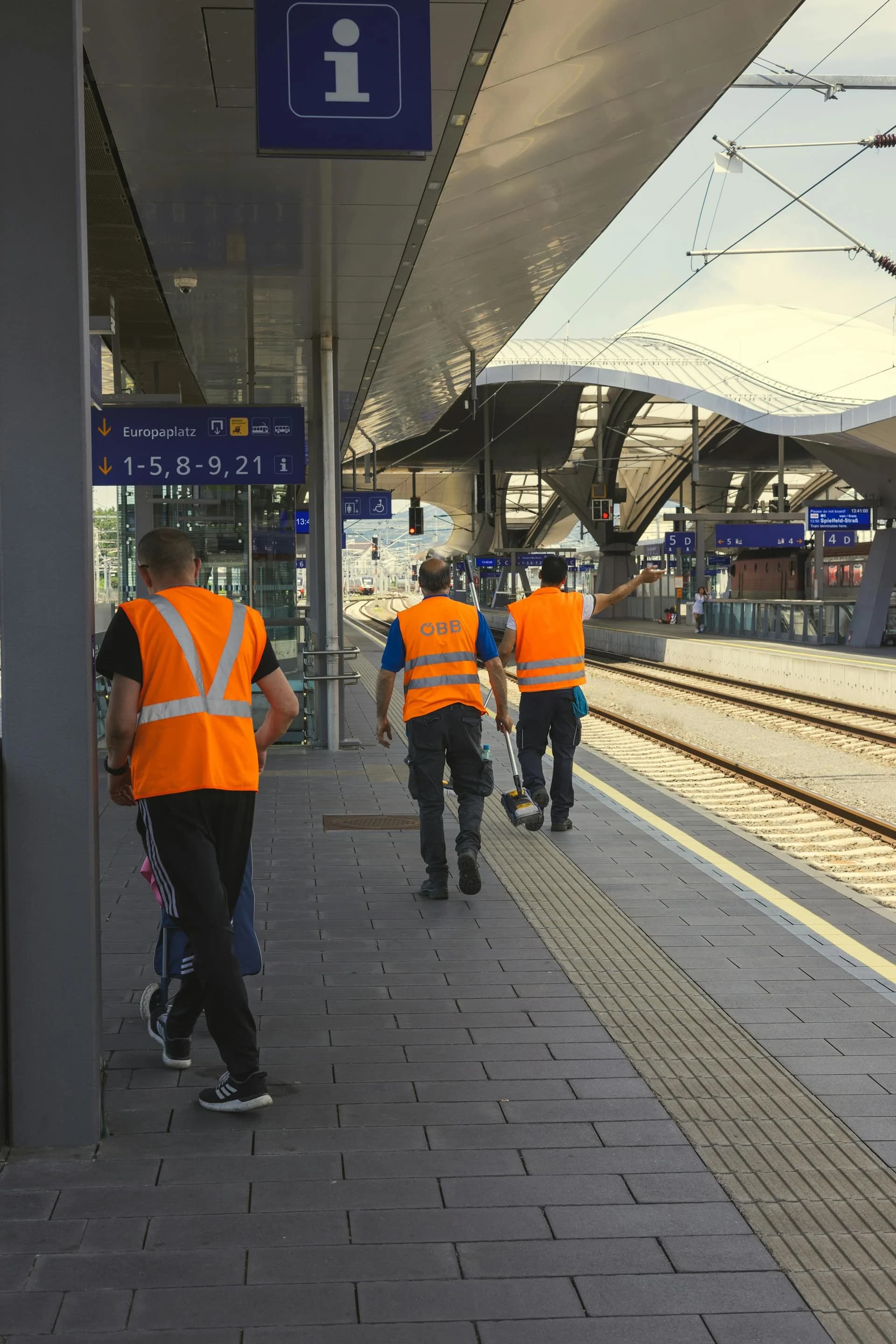 Professionelles Reinigungsteam bei der Arbeit – Reinigung Hauptstadt Berlin