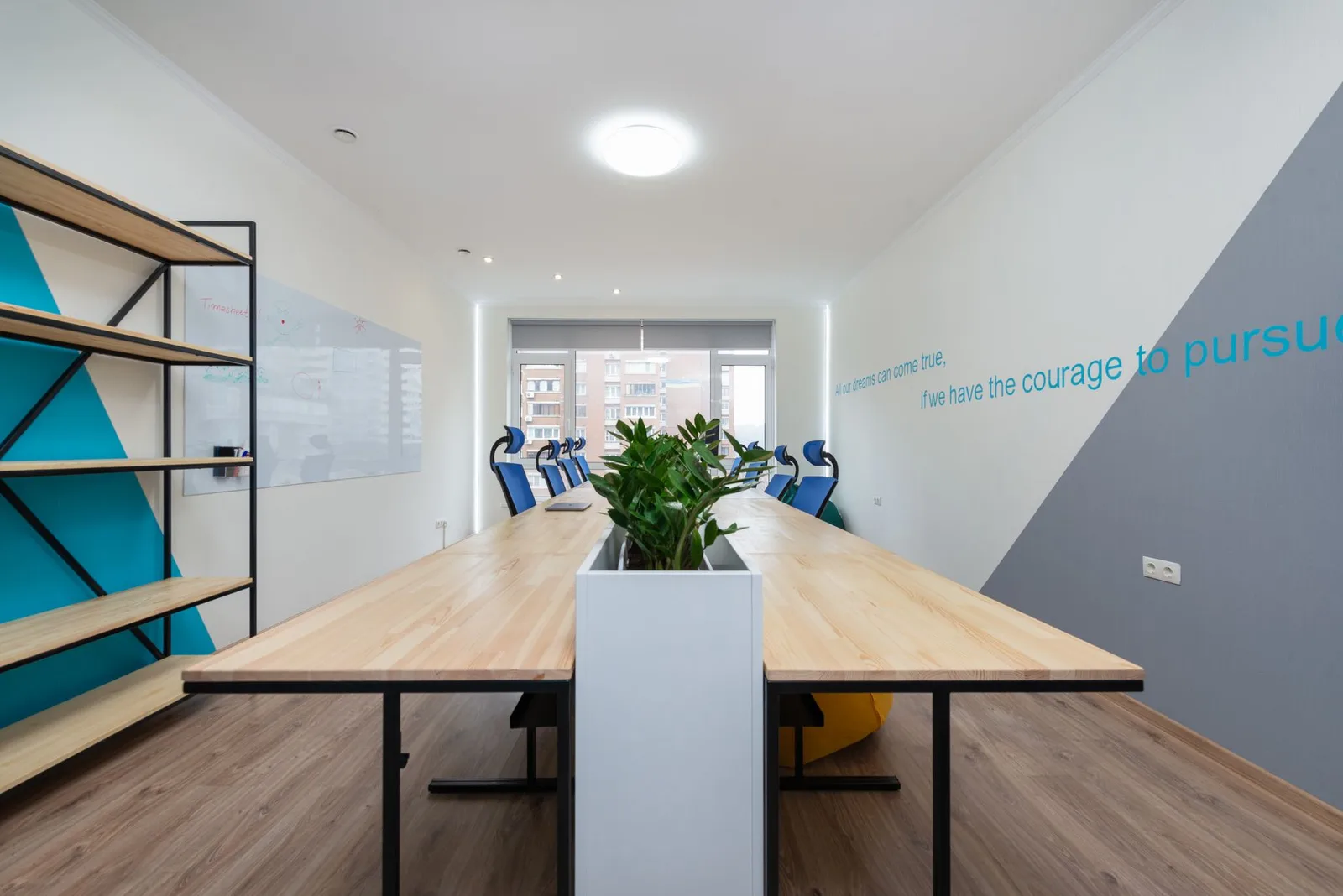 Helles Berliner Büro bei Tageslicht nach professioneller Reinigung – Reinigung Hauptstadt