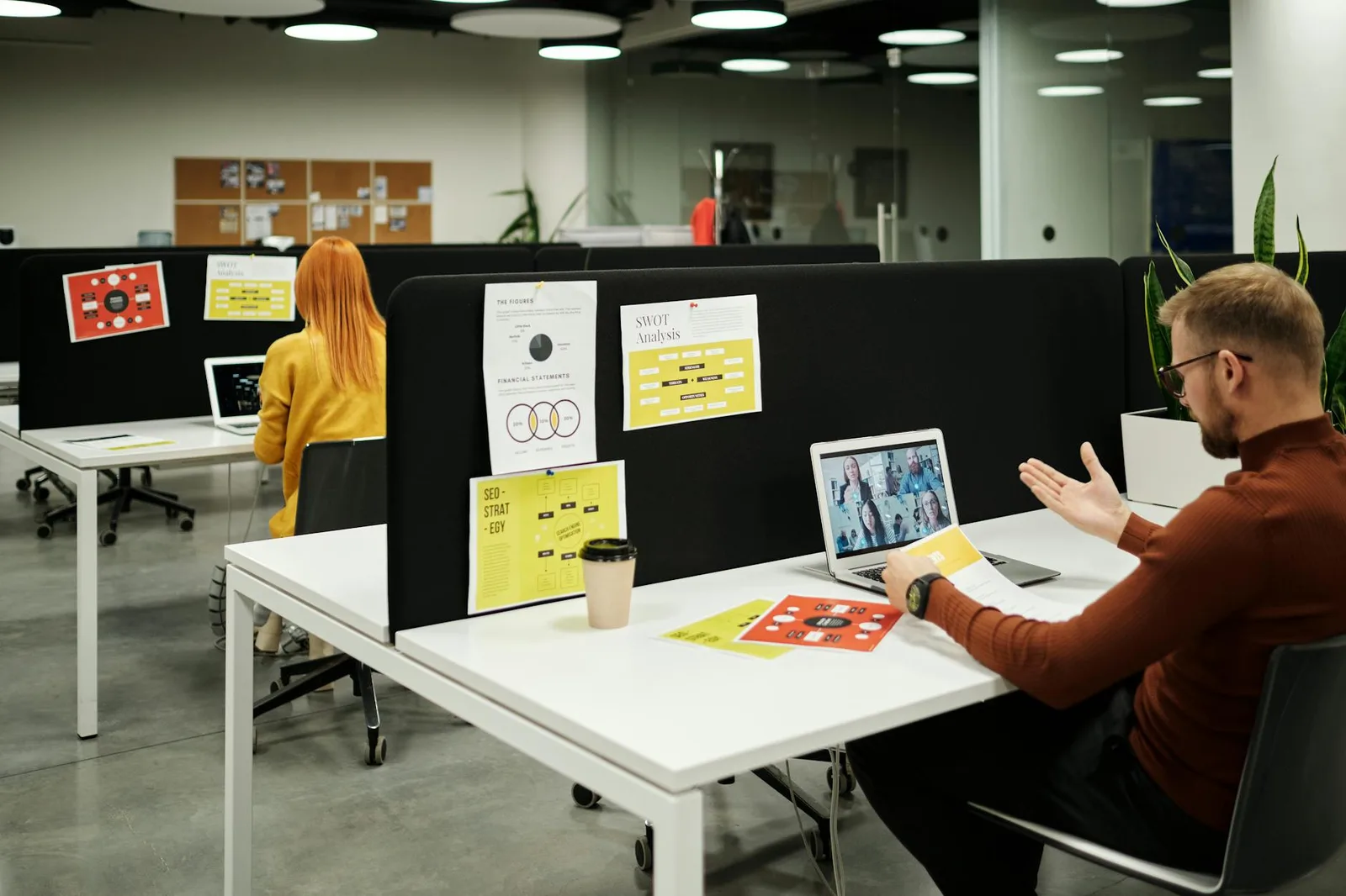 Professionelles Reinigungsteam bei der Büroreinigung in modernem Berliner Büro