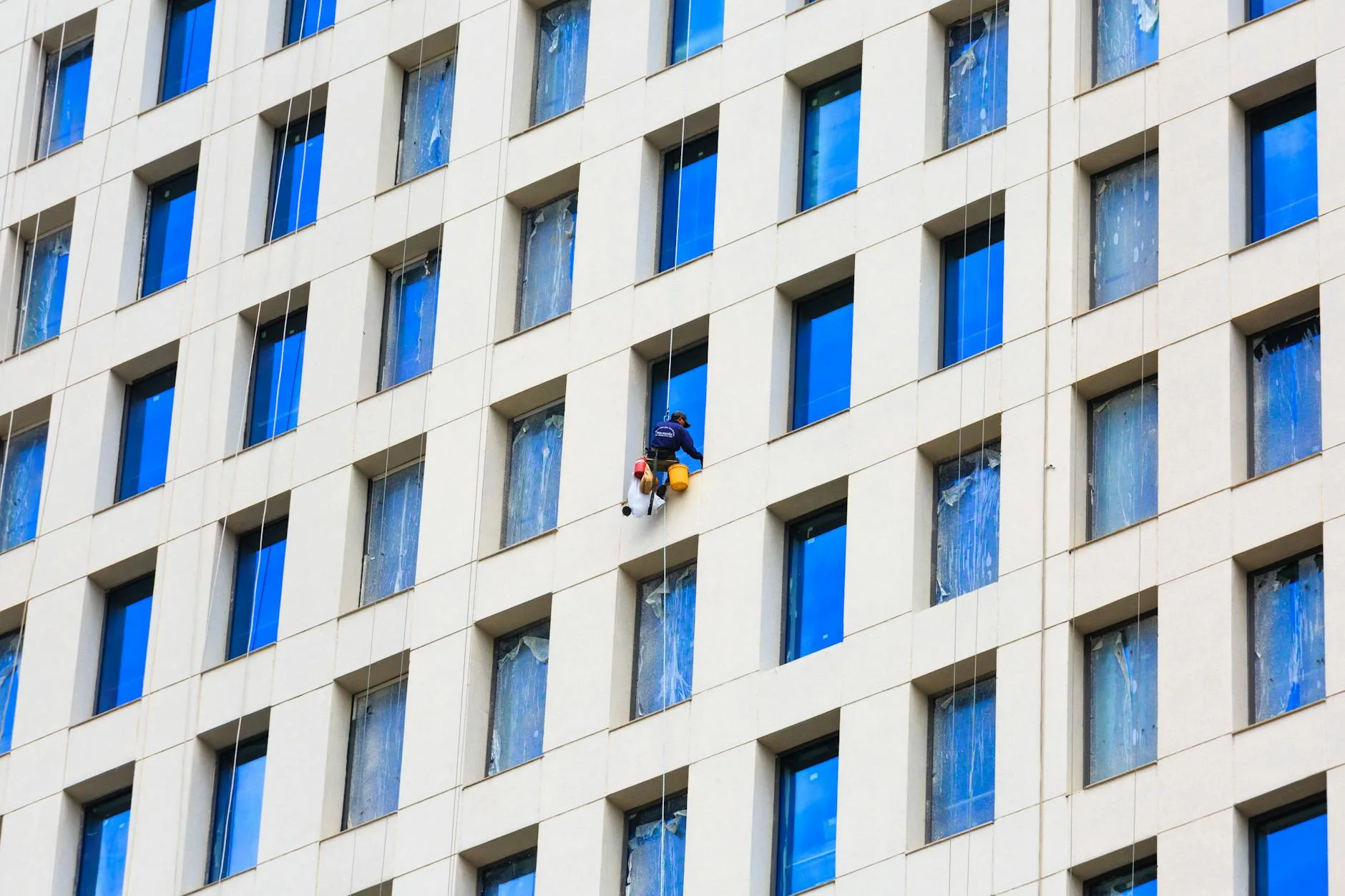 Professionelle Außen- und Fensterreinigung an einem Berliner Büro