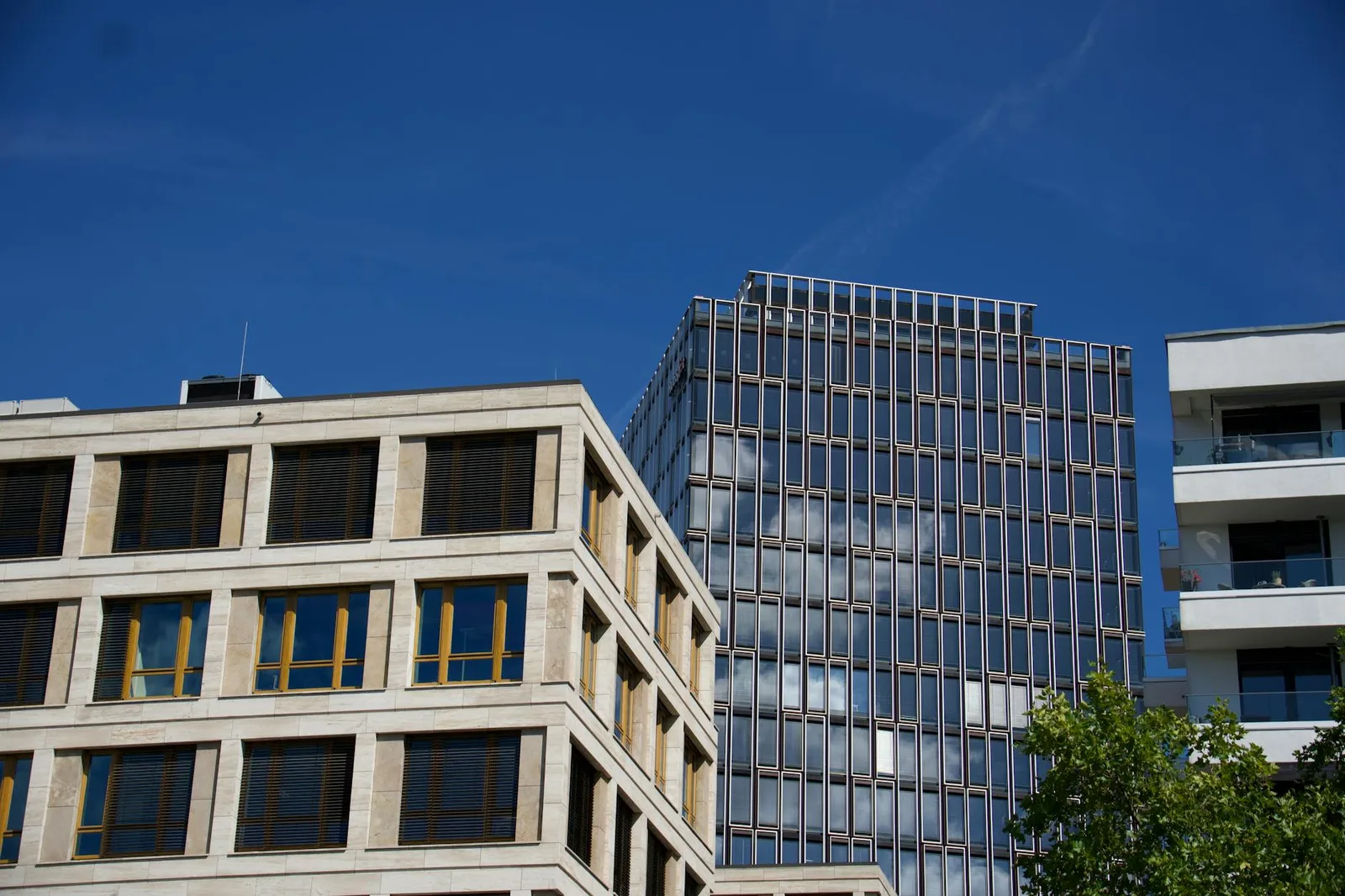 Glasfassade eines modernen Berliner Bürogebäudes – Fassadenreinigung
